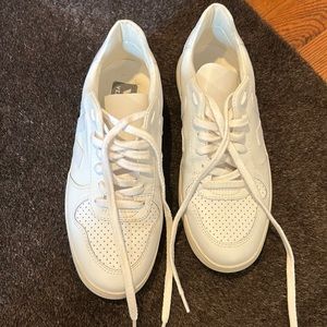 Womens Size 7 Veja White Sneakers EUC